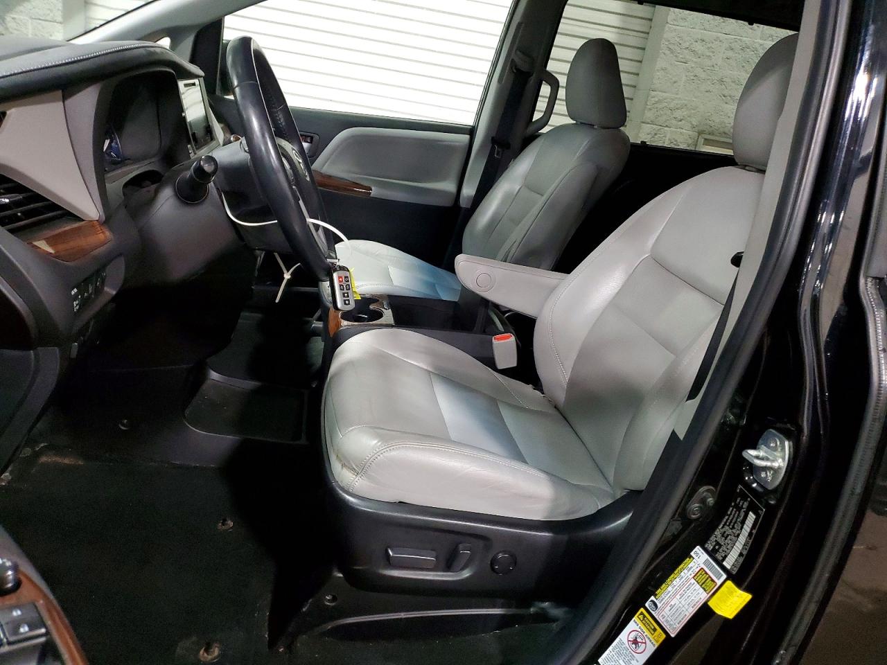 2016 TOYOTA SIENNA XLE photo 7