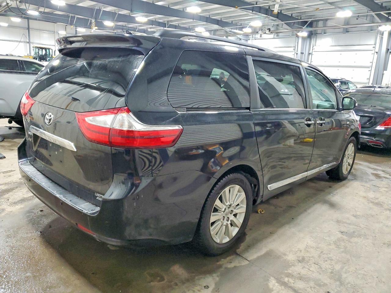 2016 TOYOTA SIENNA XLE photo 3
