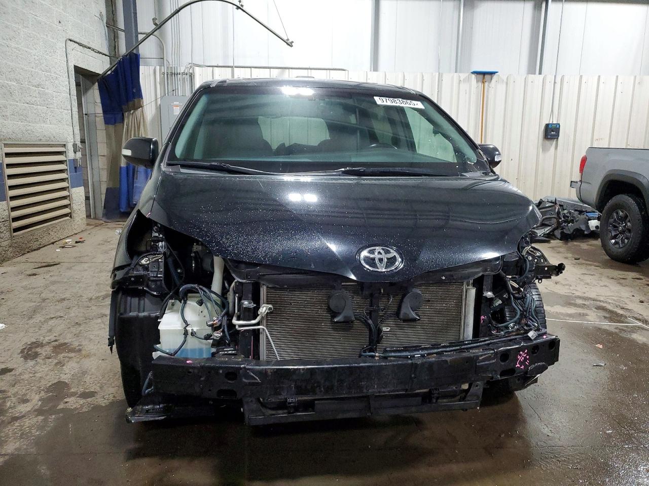 2016 TOYOTA SIENNA XLE photo 5