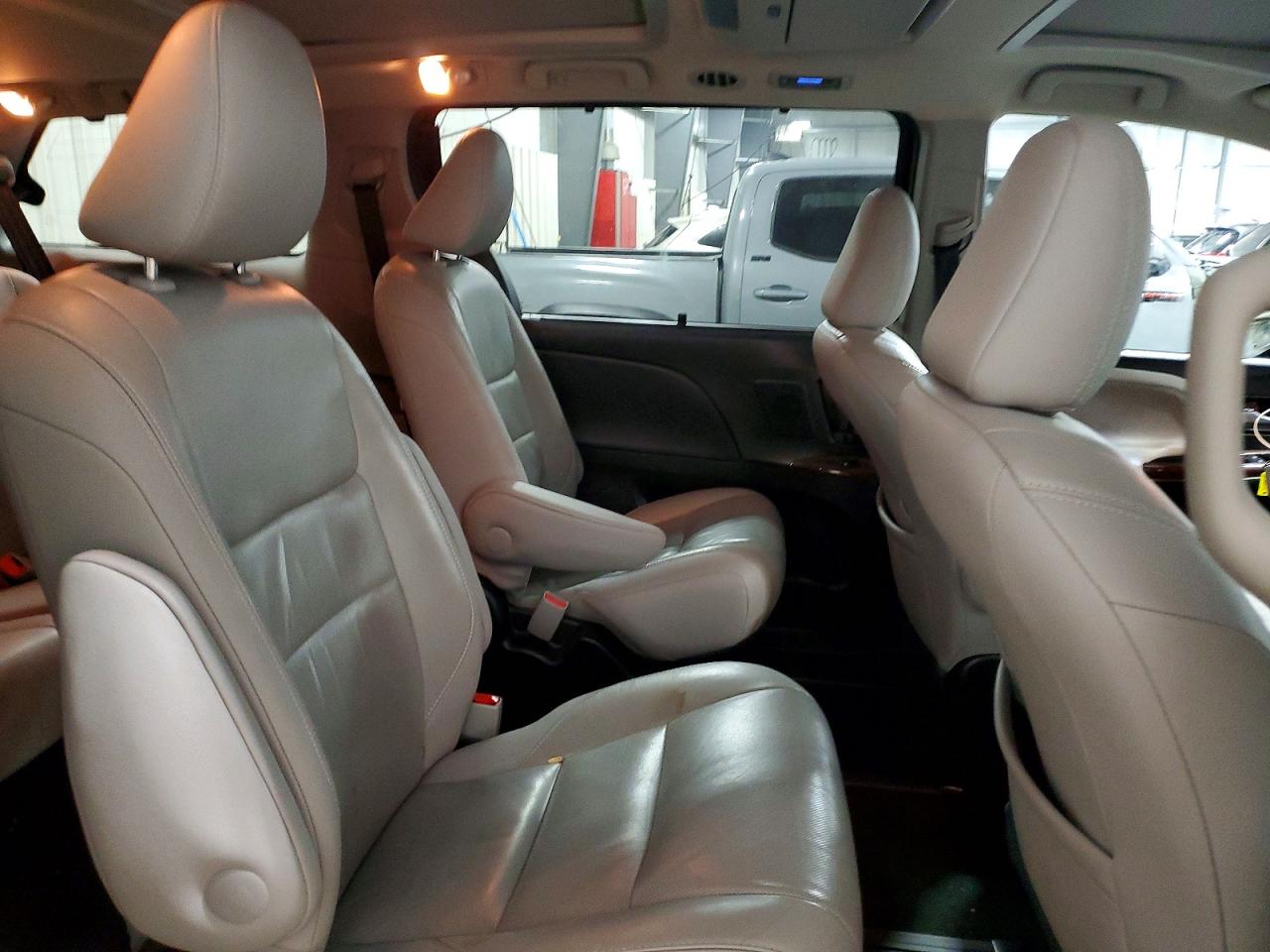 2016 TOYOTA SIENNA XLE photo 11