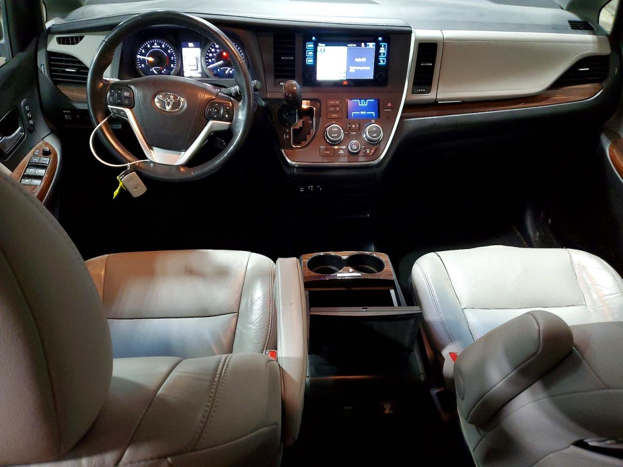 2016 TOYOTA SIENNA XLE photo 8