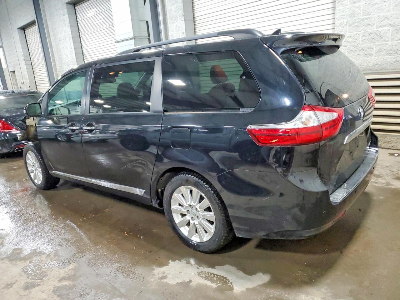 2016 TOYOTA SIENNA XLE photo 2