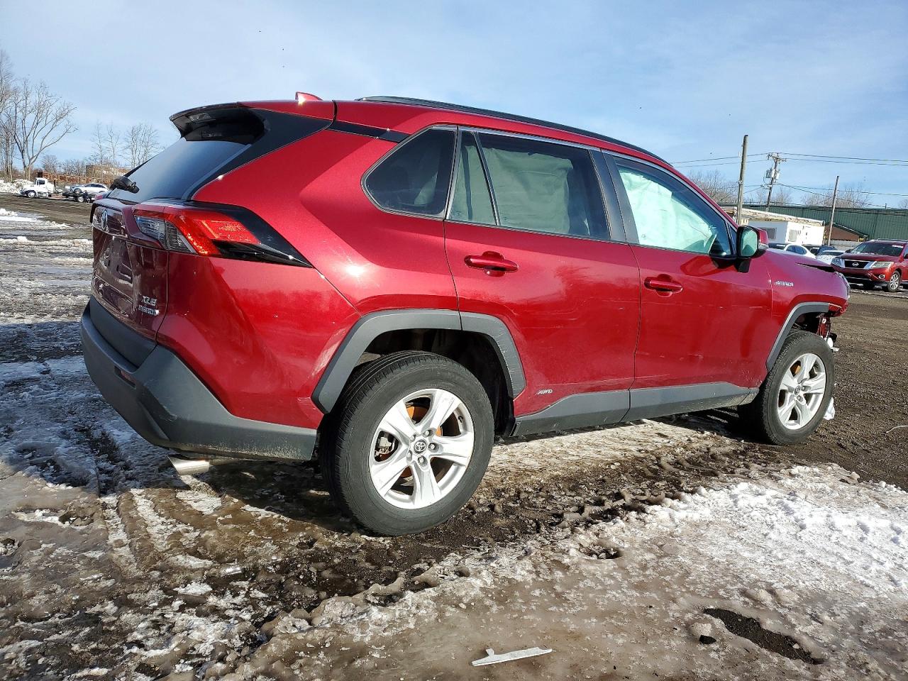2021 TOYOTA RAV4 XLE photo 3