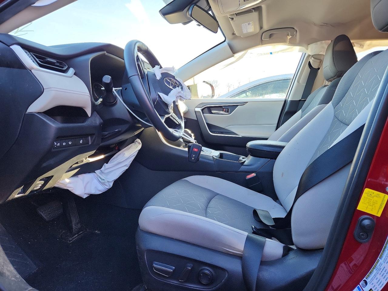 2021 TOYOTA RAV4 XLE photo 7