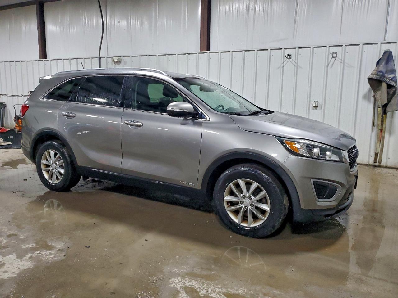 2017 KIA SORENTO LX photo 4