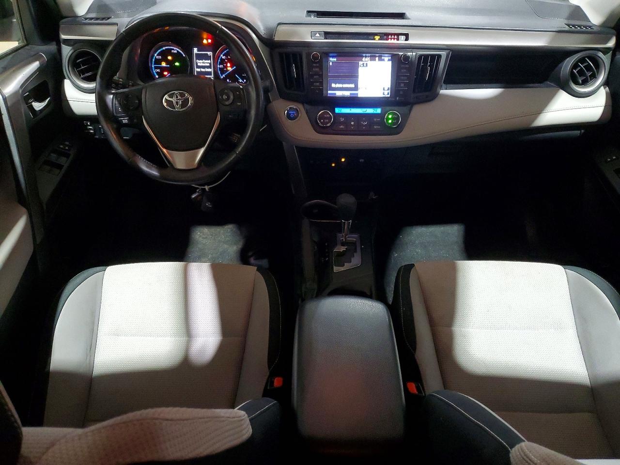 2018 TOYOTA RAV4 HV LE photo 8