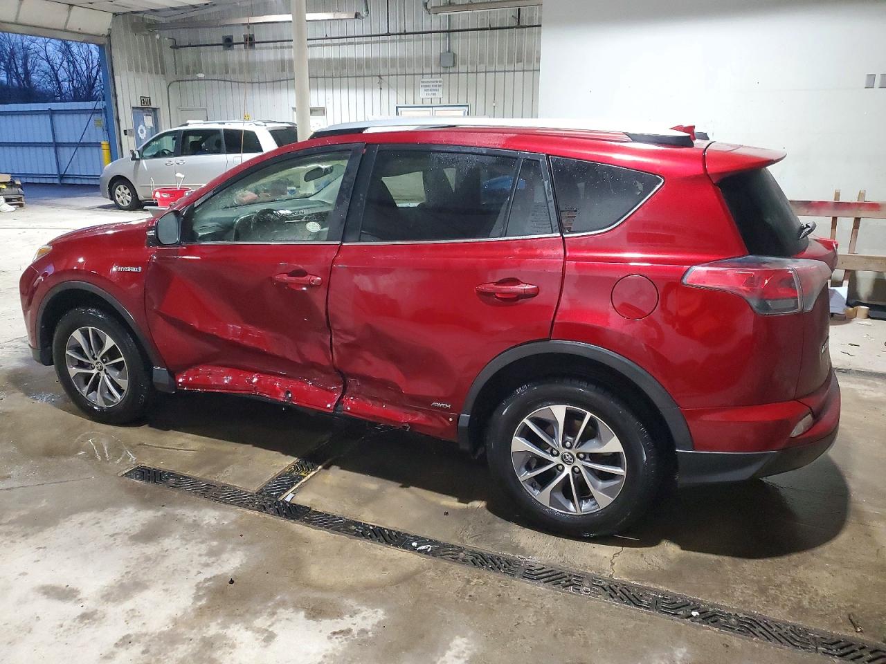 2018 TOYOTA RAV4 HV LE photo 2