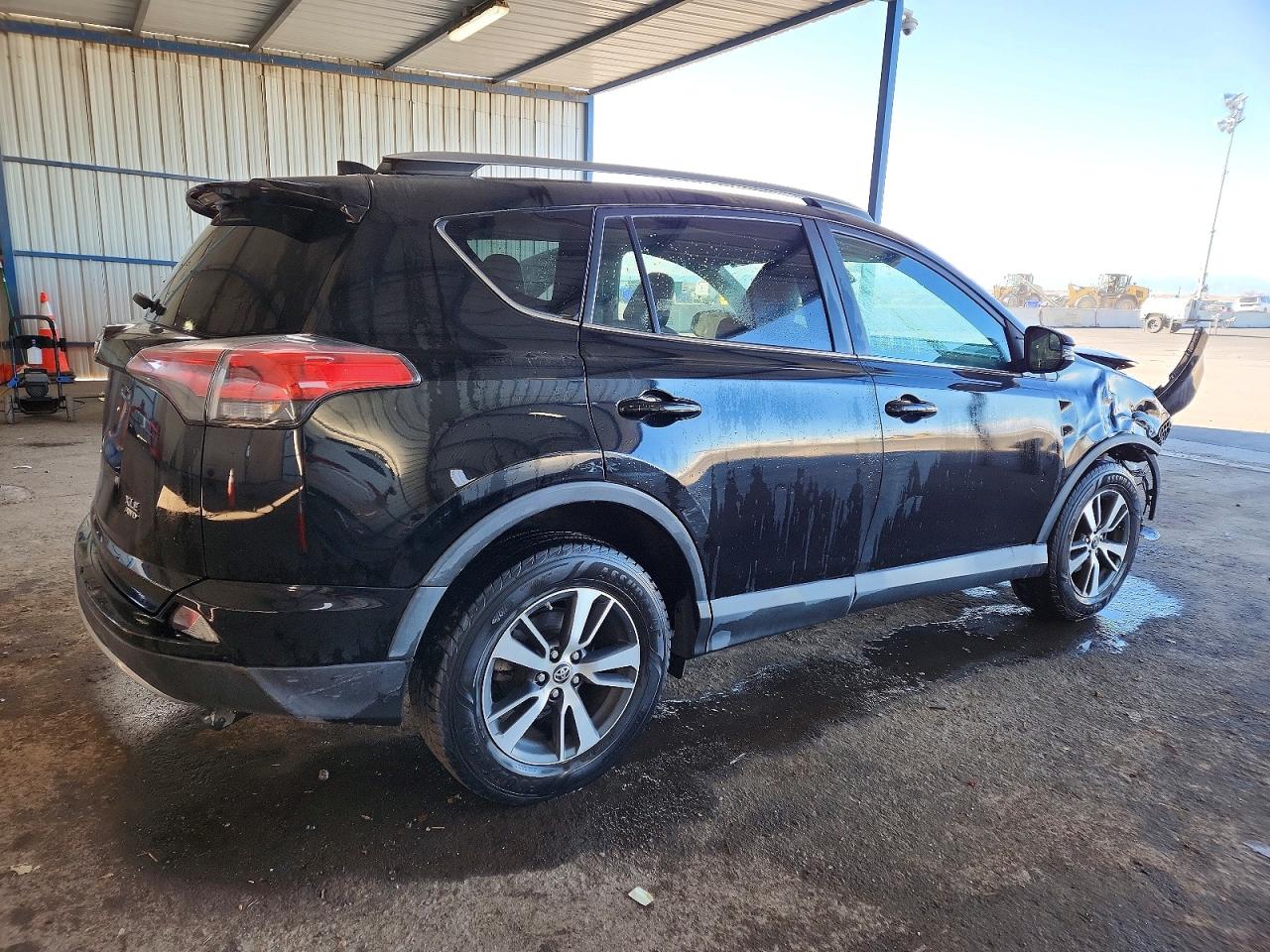 2017 TOYOTA RAV4 XLE photo 3