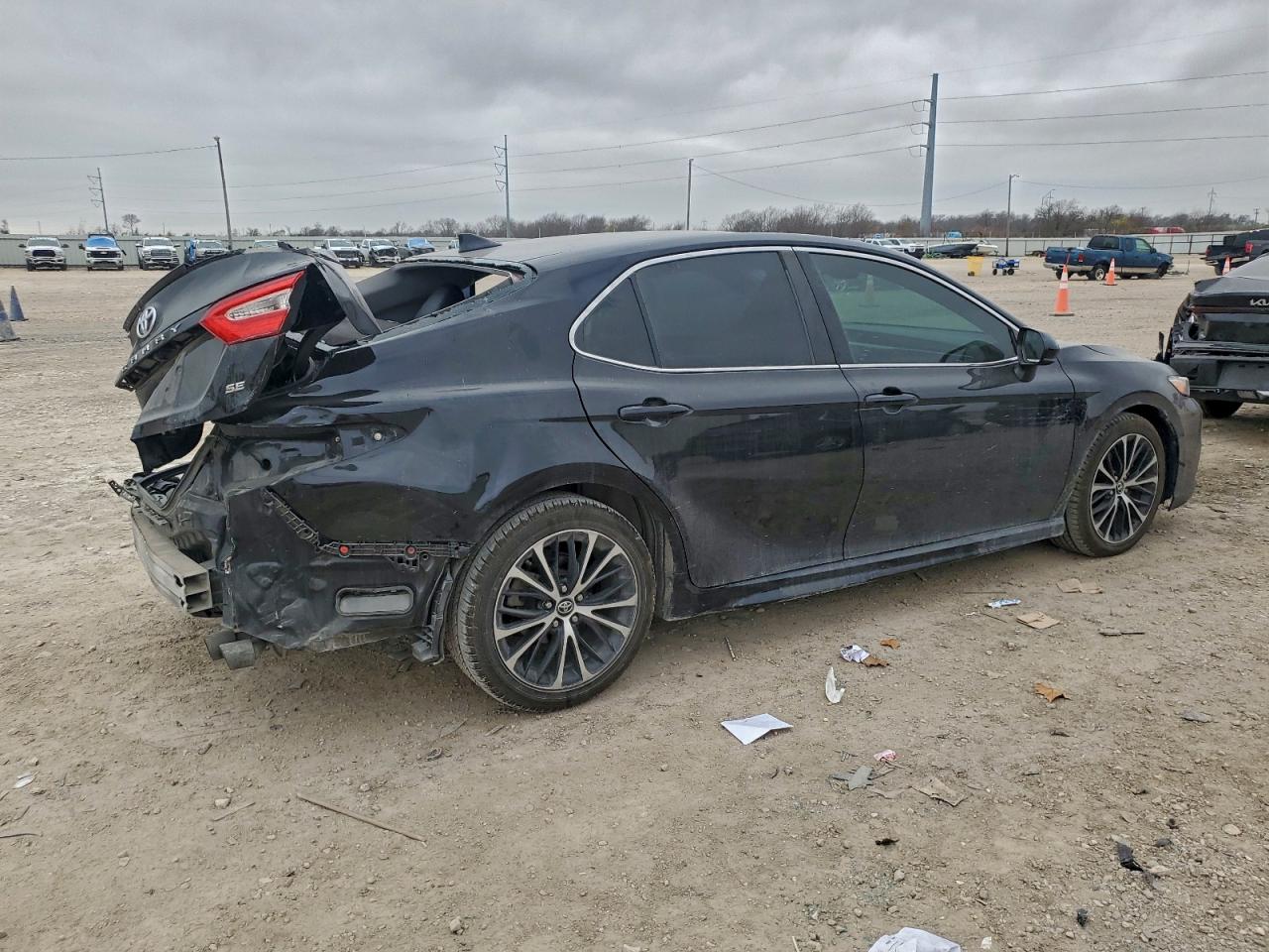 2020 TOYOTA CAMRY SE photo 3