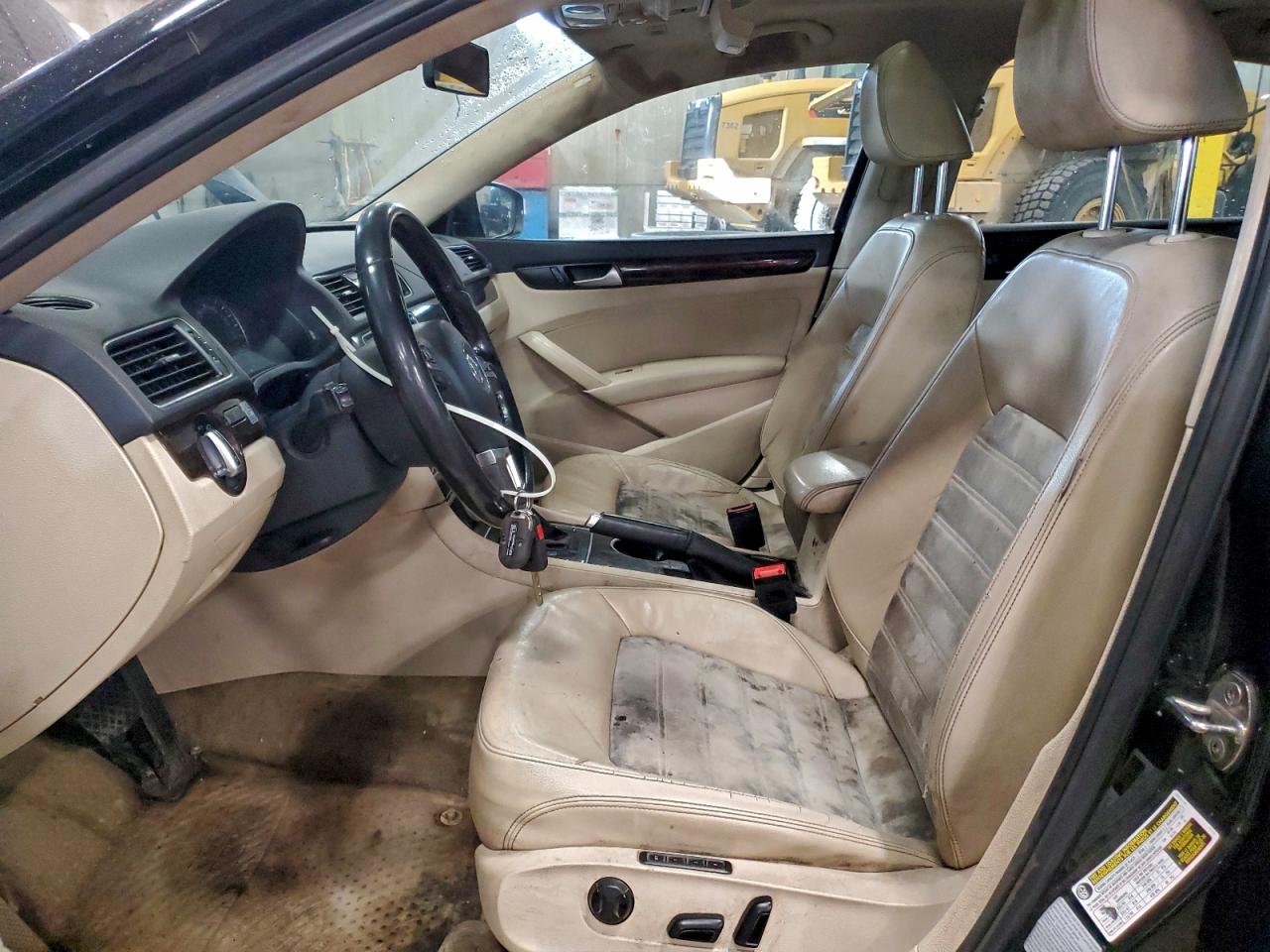 2015 VOLKSWAGEN PASSAT SEL photo 13