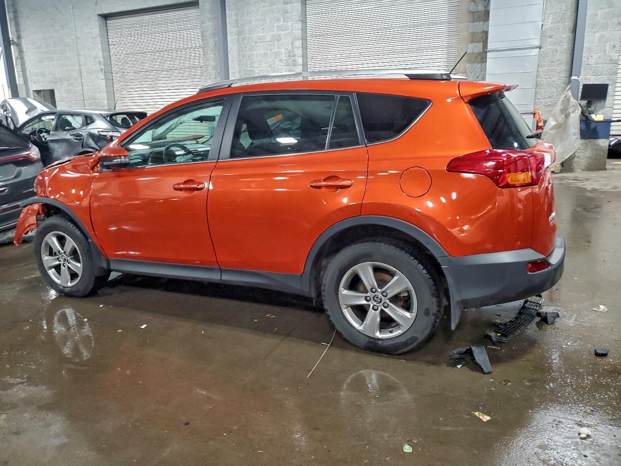 2015 TOYOTA RAV4 XLE photo 3