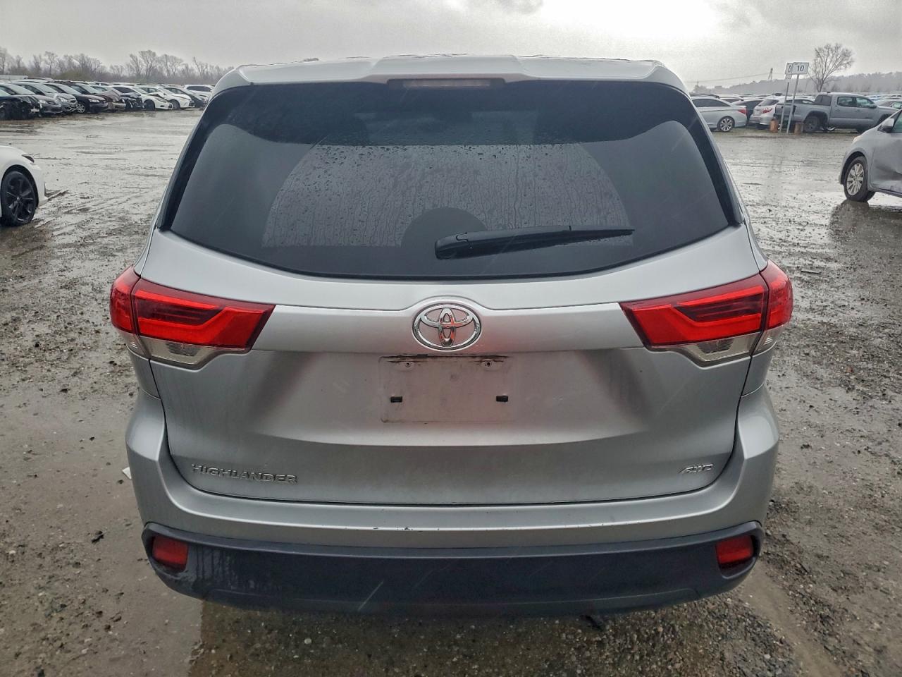 2018 TOYOTA HIGHLANDER LE photo 6