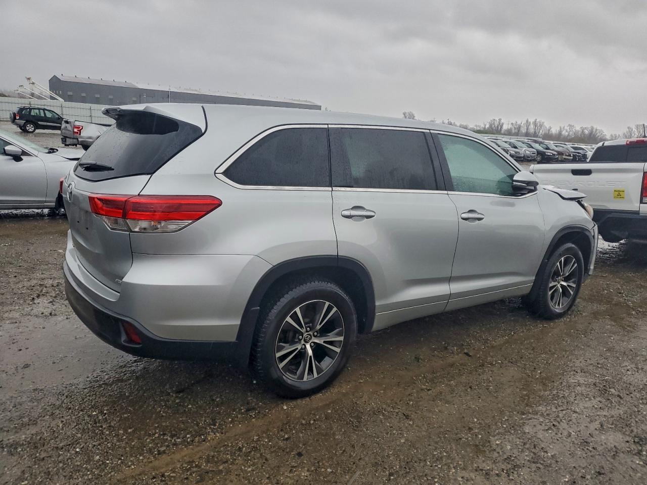2018 TOYOTA HIGHLANDER LE photo 3