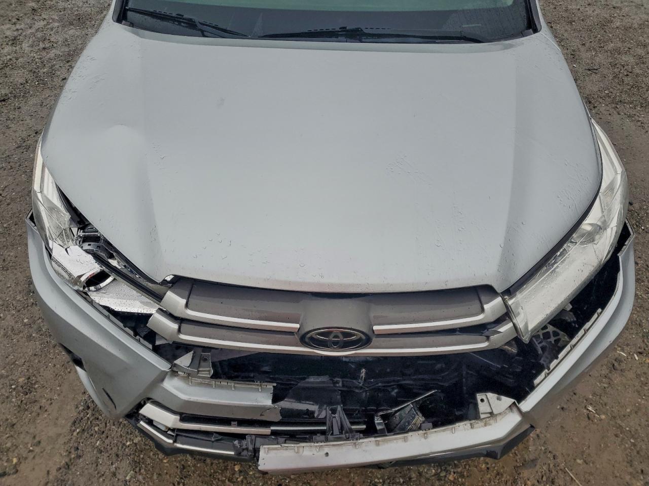 2018 TOYOTA HIGHLANDER LE photo 12