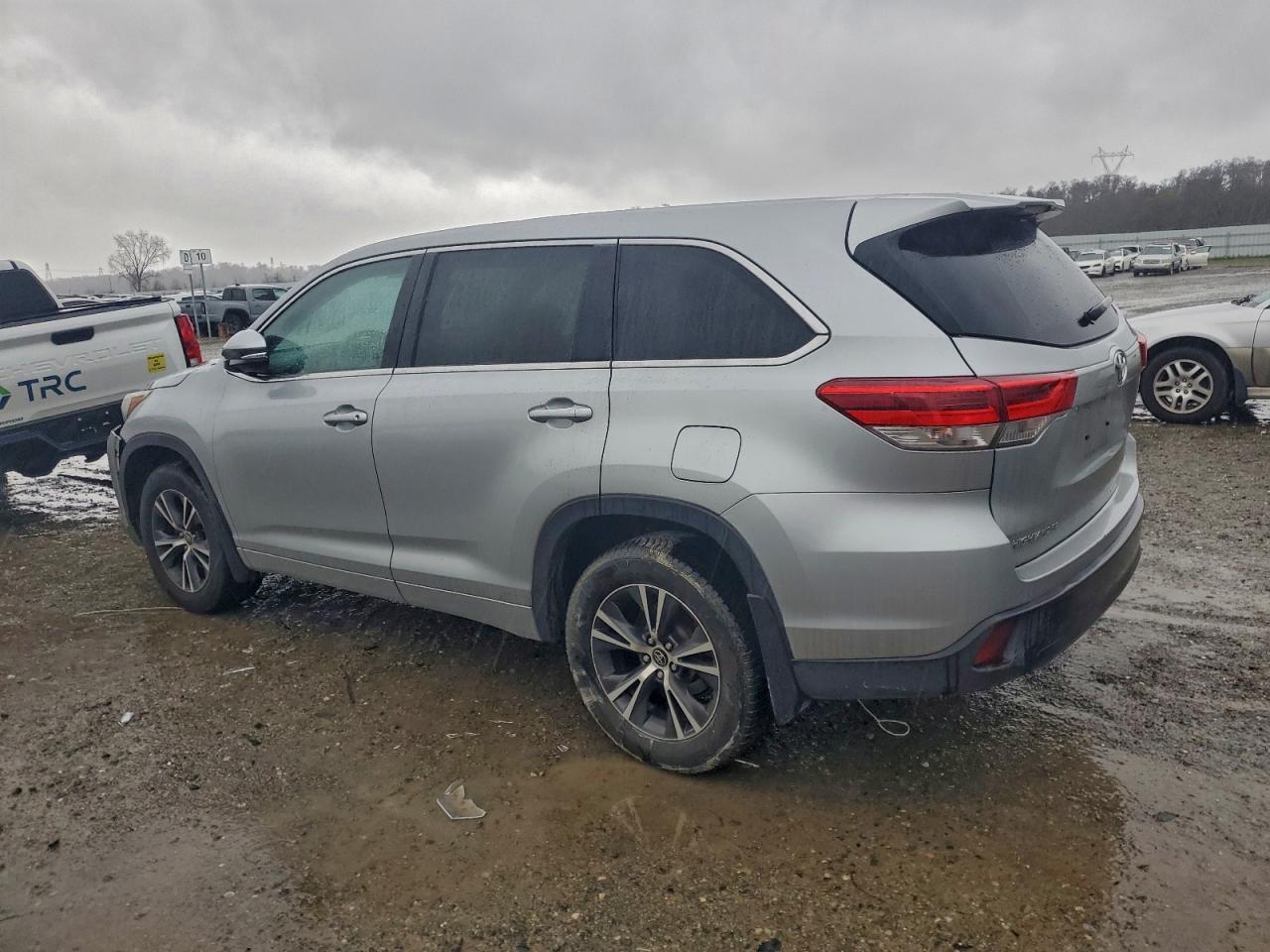 2018 TOYOTA HIGHLANDER LE photo 2