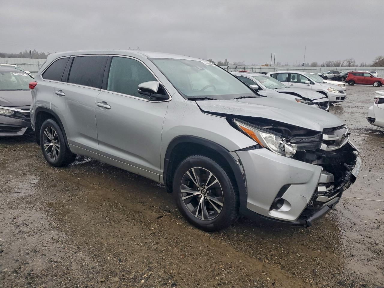 2018 TOYOTA HIGHLANDER LE photo 4