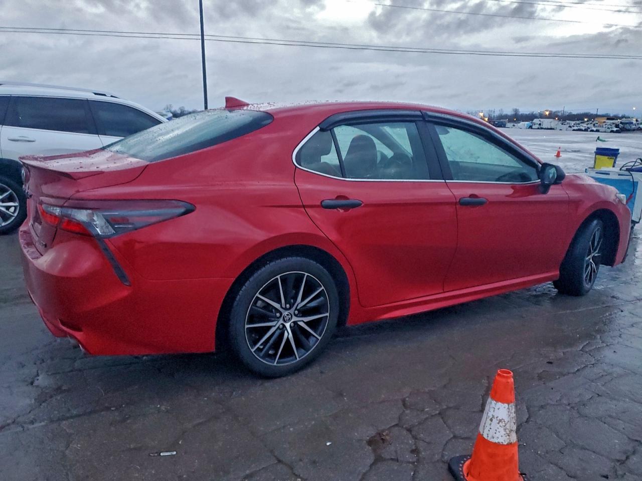 2021 TOYOTA CAMRY SE photo 3