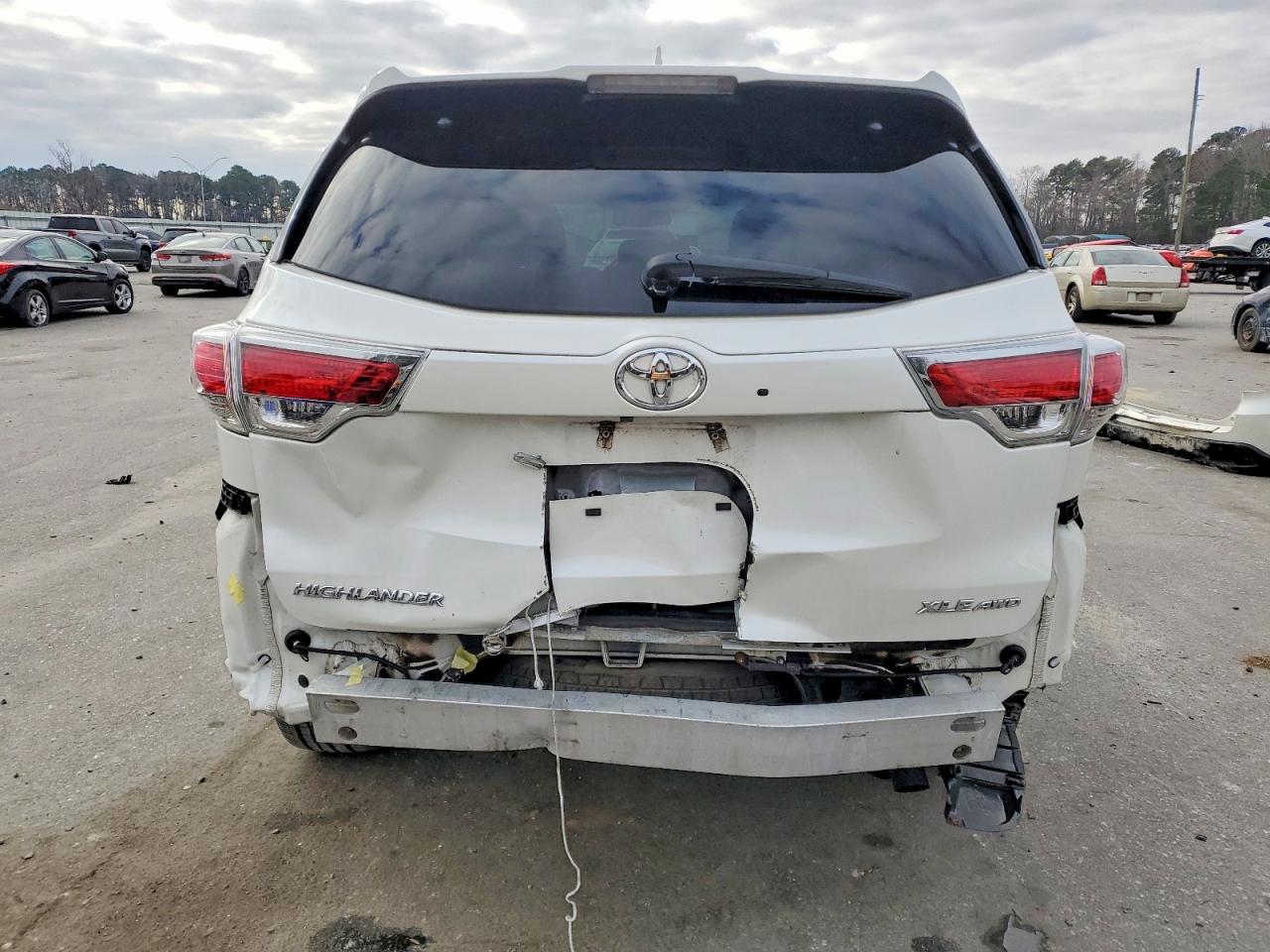 2016 TOYOTA HIGHLANDER XLE photo 6
