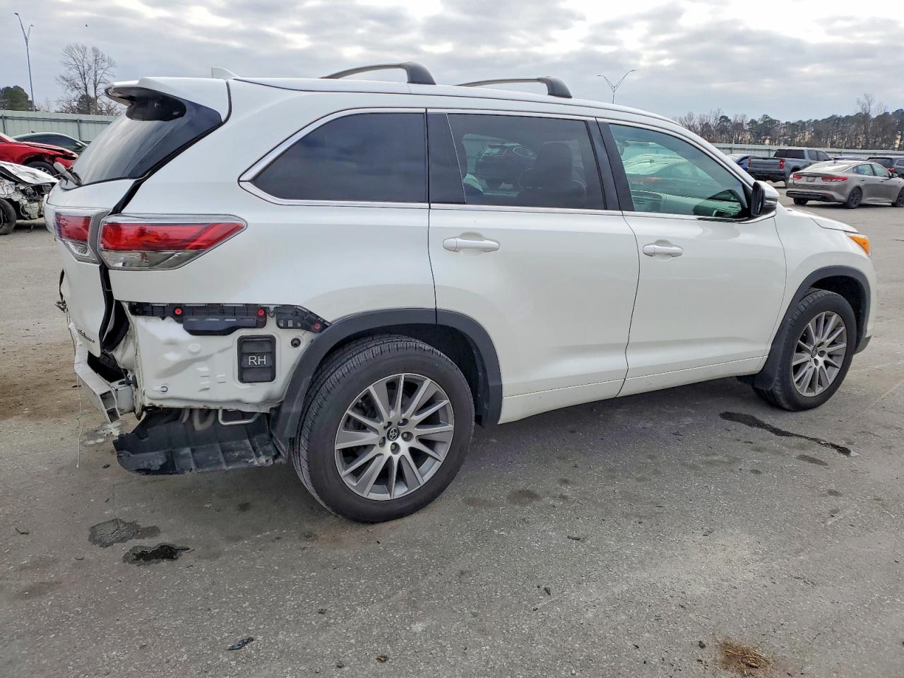 2016 TOYOTA HIGHLANDER XLE photo 3