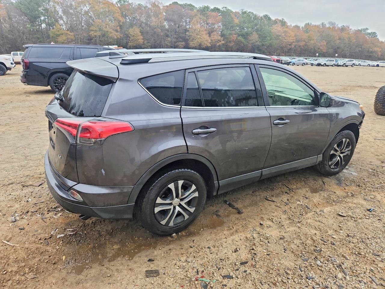 2018 TOYOTA RAV4 LE photo 3
