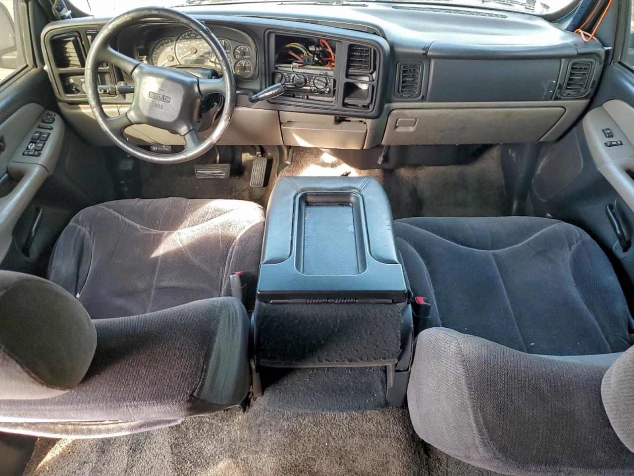 2002 GMC YUKON photo 8