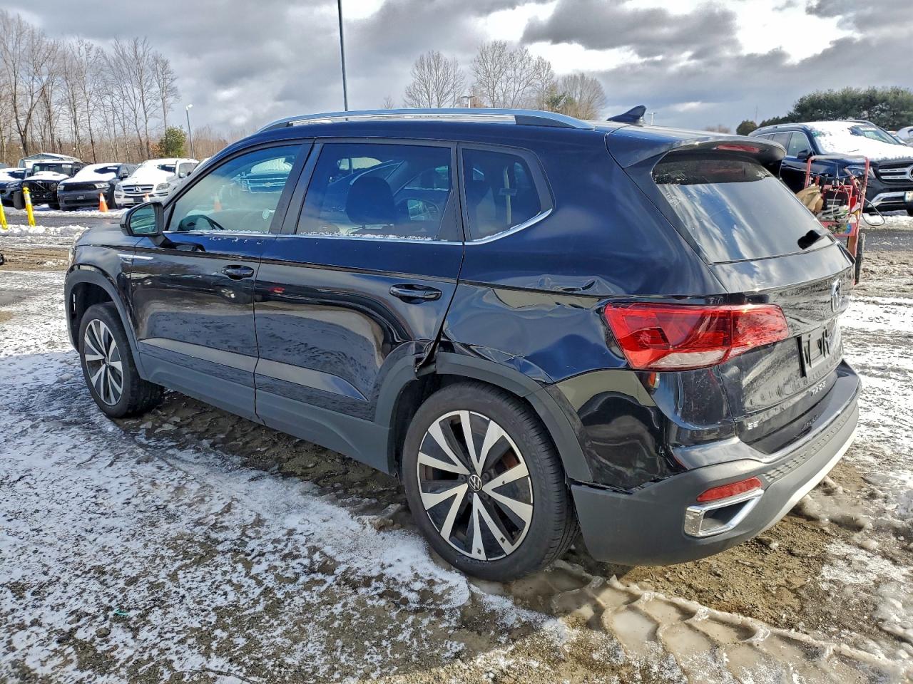 2024 VOLKSWAGEN TAOS SE photo 2