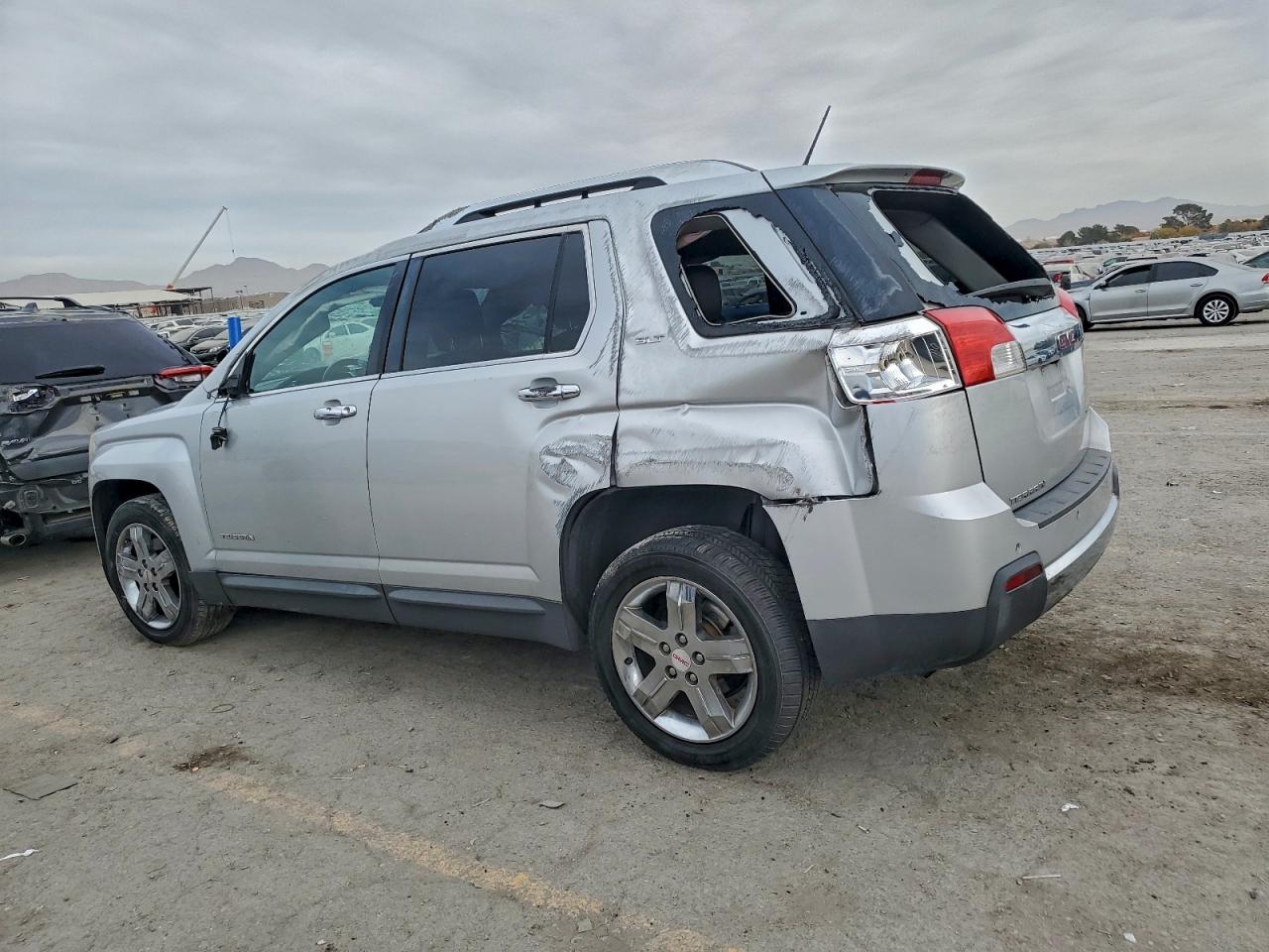 2013 GMC TERRAIN SLT photo 2