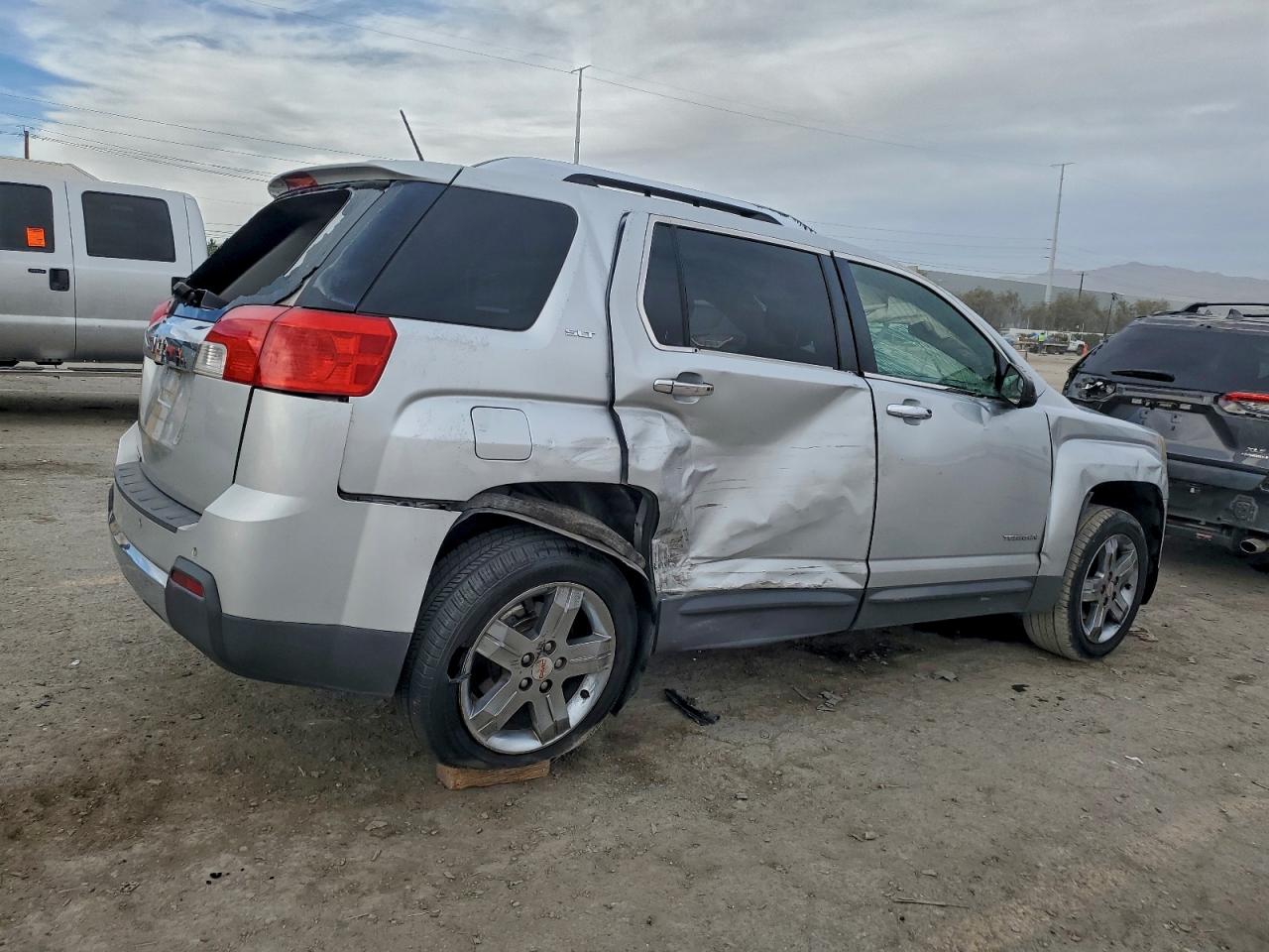 2013 GMC TERRAIN SLT photo 3