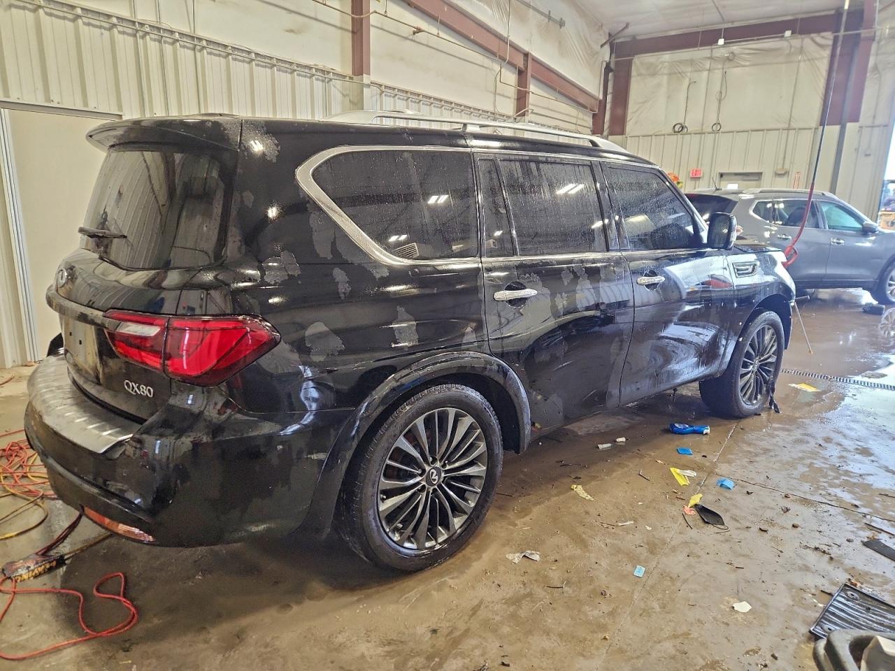 2021 INFINITI QX80 LUXE photo 3