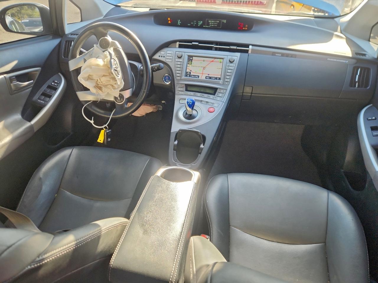 2014 TOYOTA PRIUS PLUG-IN photo 8