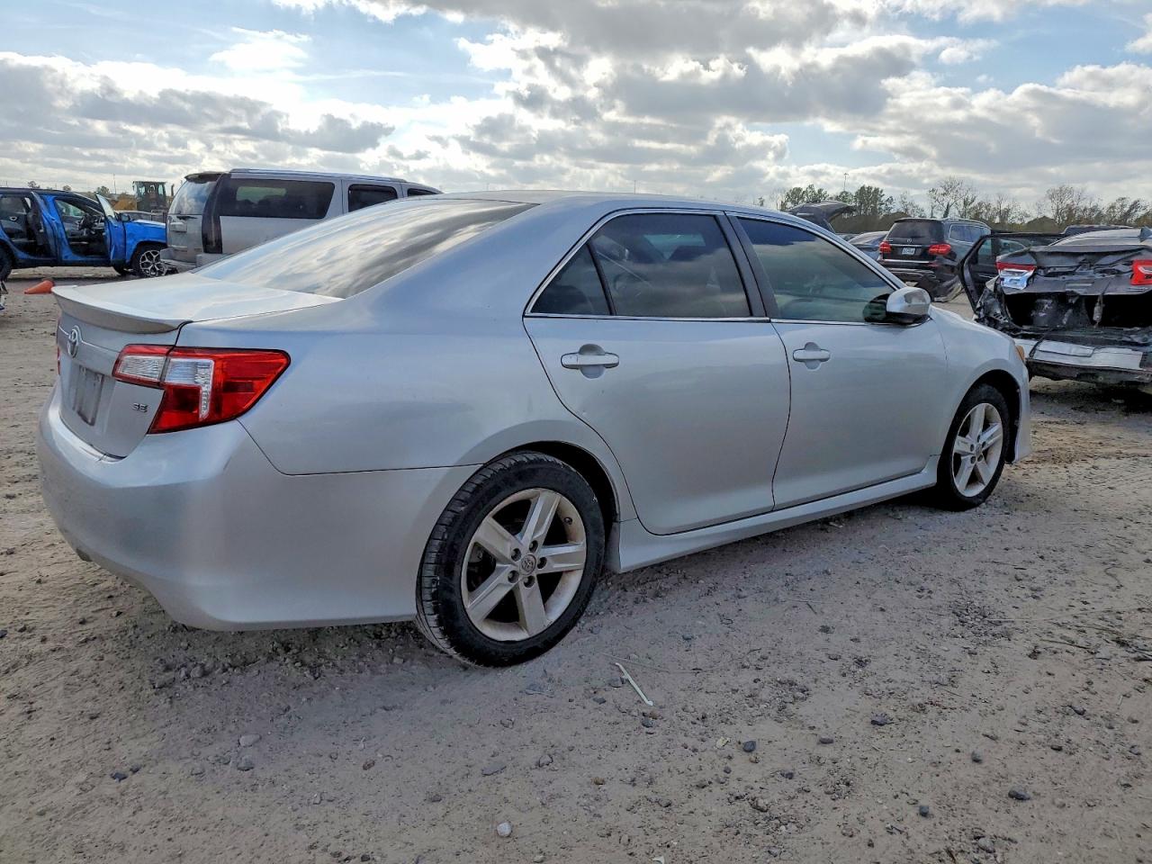 2014 TOYOTA CAMRY L photo 3