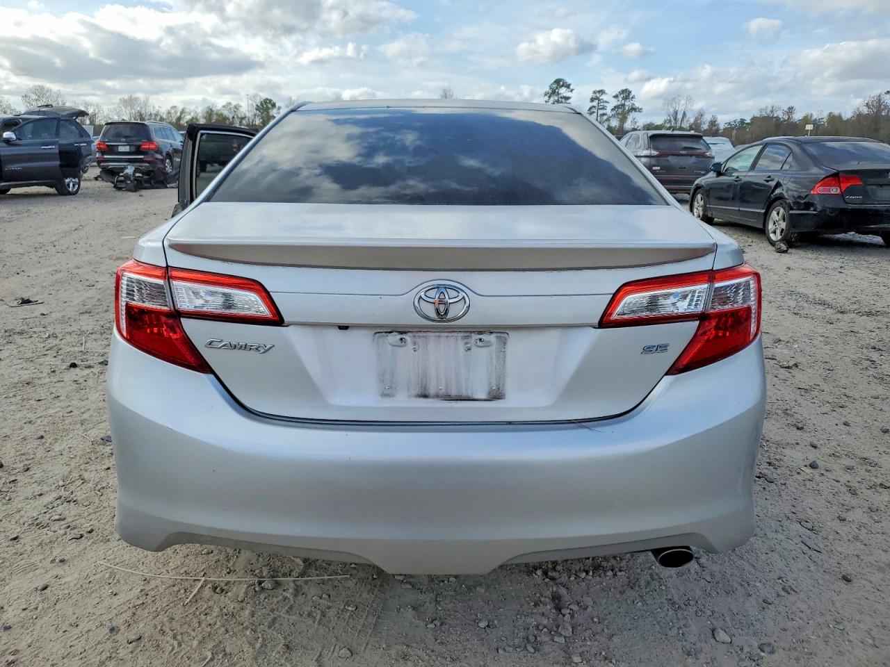 2014 TOYOTA CAMRY L photo 6