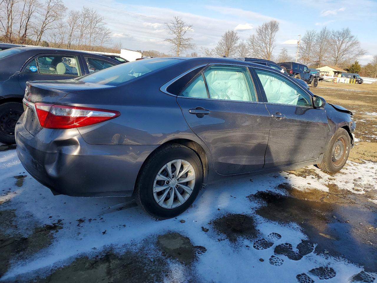 2015 TOYOTA CAMRY LE photo 3