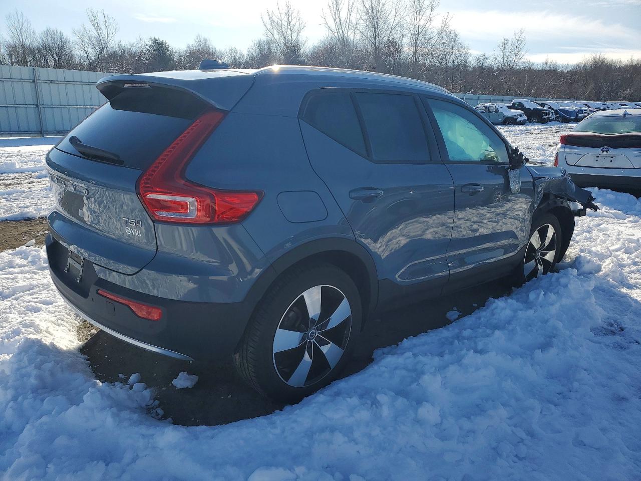 2020 VOLVO XC40 T5 MOMENTUM photo 3