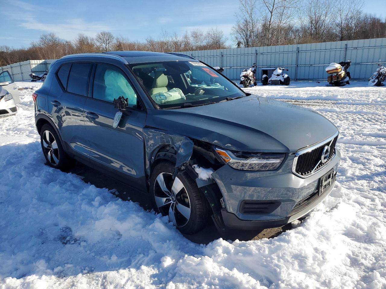 2020 VOLVO XC40 T5 MOMENTUM photo 4