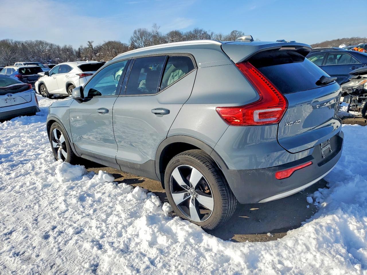 2020 VOLVO XC40 T5 MOMENTUM photo 2