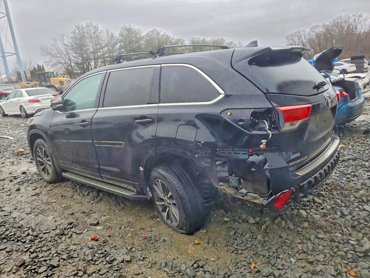 2018 TOYOTA HIGHLANDER SE photo 2