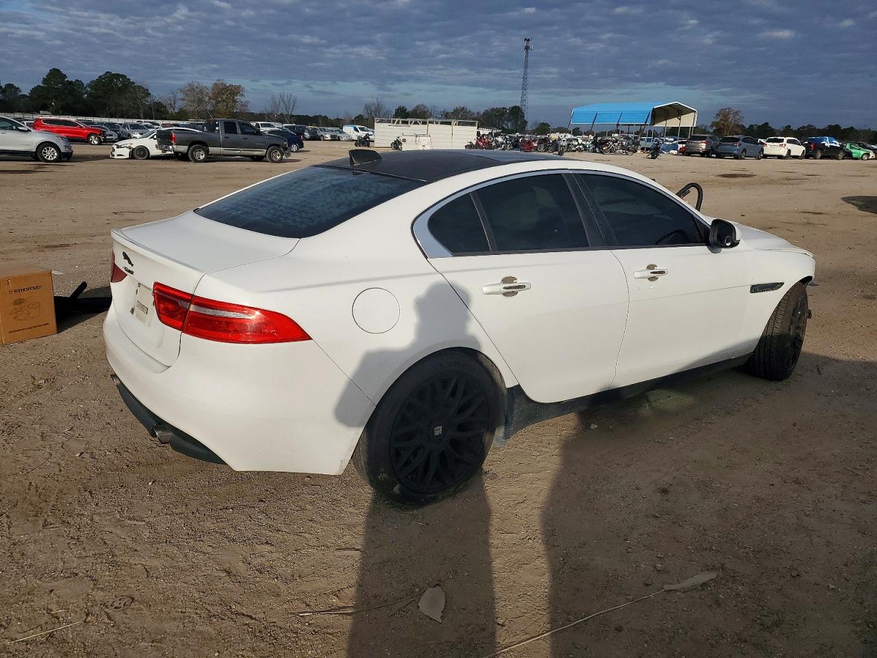 2017 JAGUAR XE photo 3