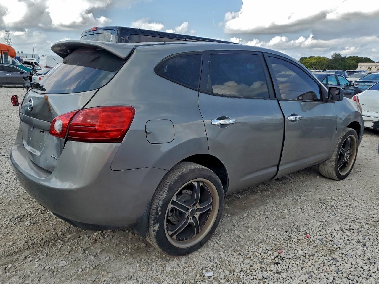 2010 NISSAN ROGUE S photo 3