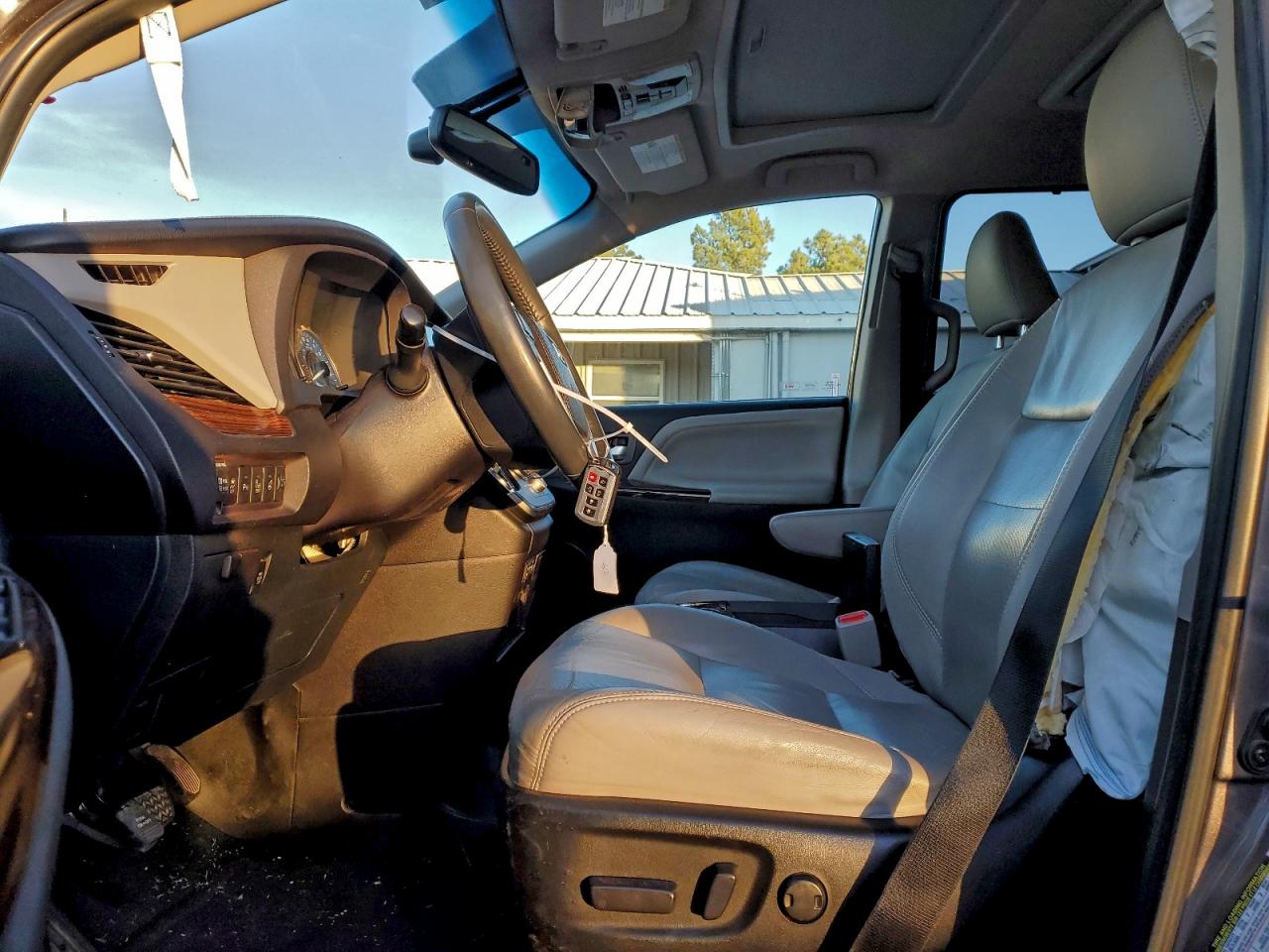 2016 TOYOTA SIENNA XLE photo 7