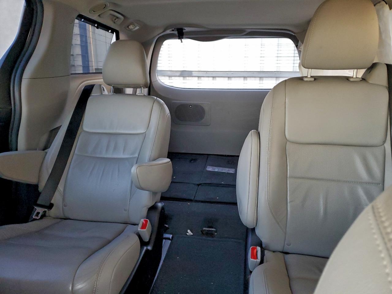 2016 TOYOTA SIENNA XLE photo 10