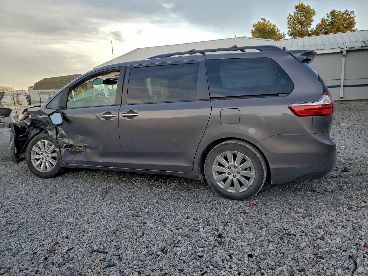 2016 TOYOTA SIENNA XLE photo 2