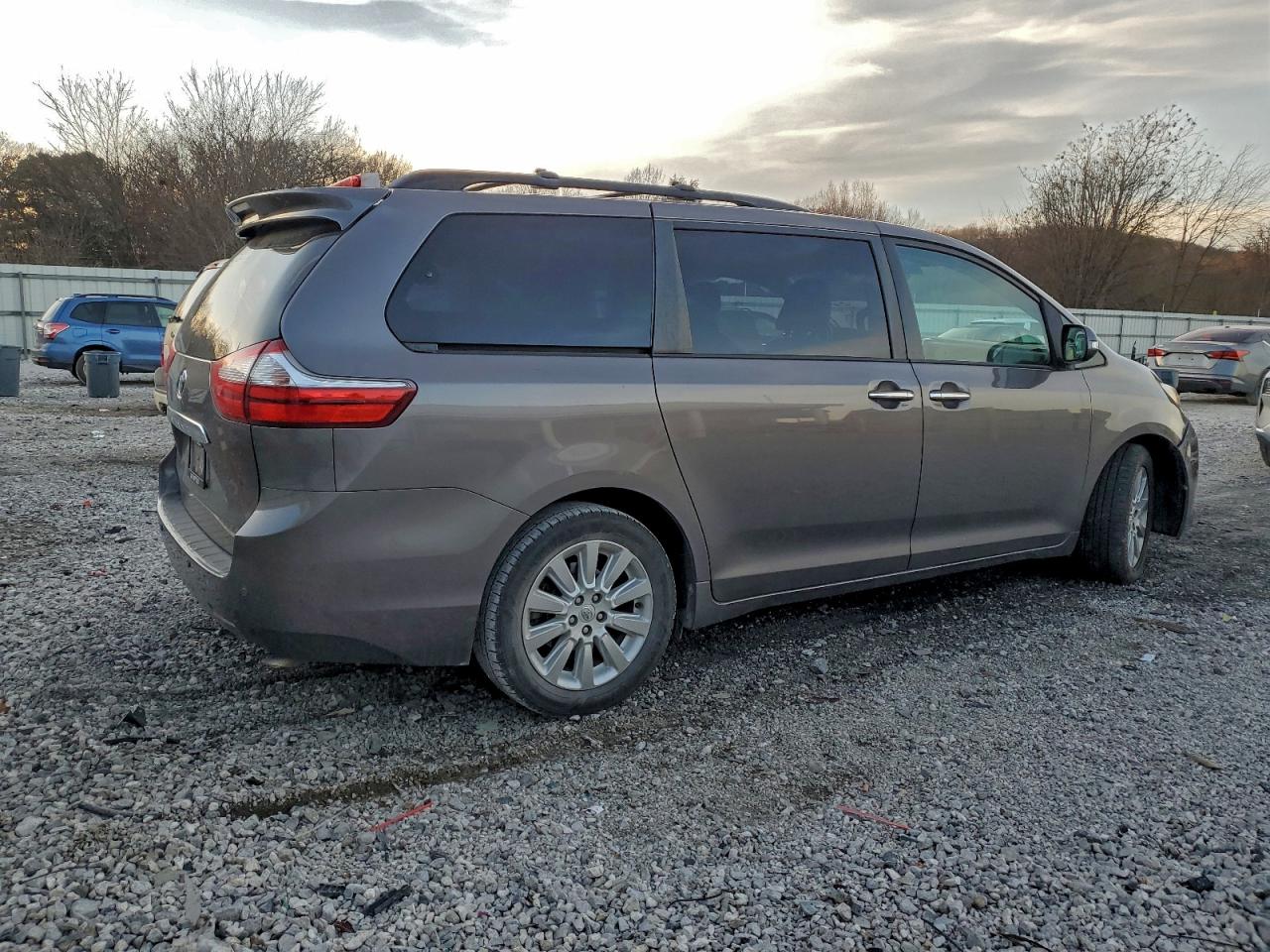 2016 TOYOTA SIENNA XLE photo 3