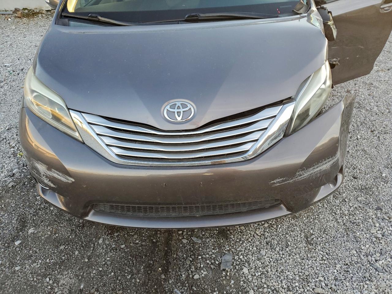 2016 TOYOTA SIENNA XLE photo 12