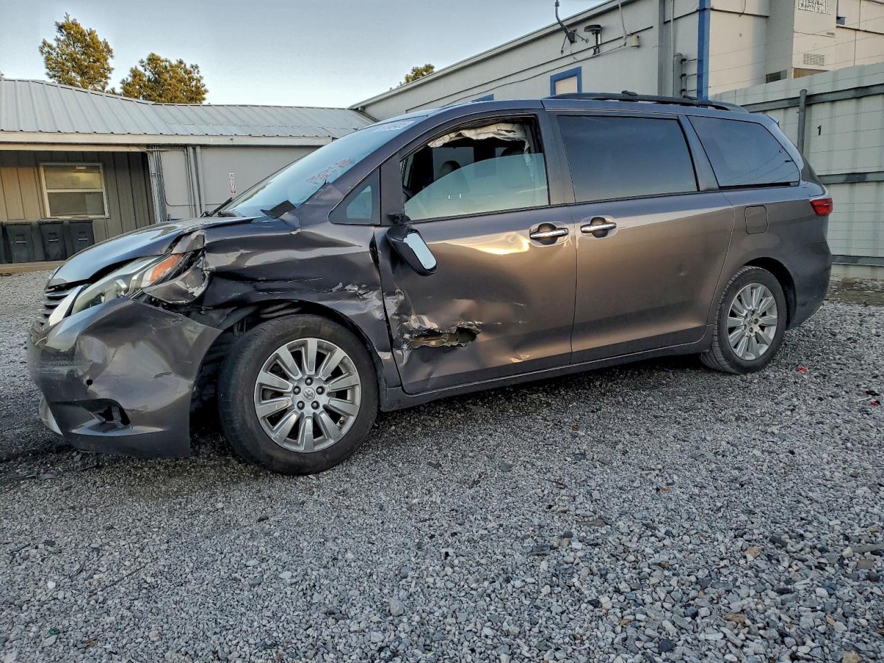 2016 TOYOTA SIENNA