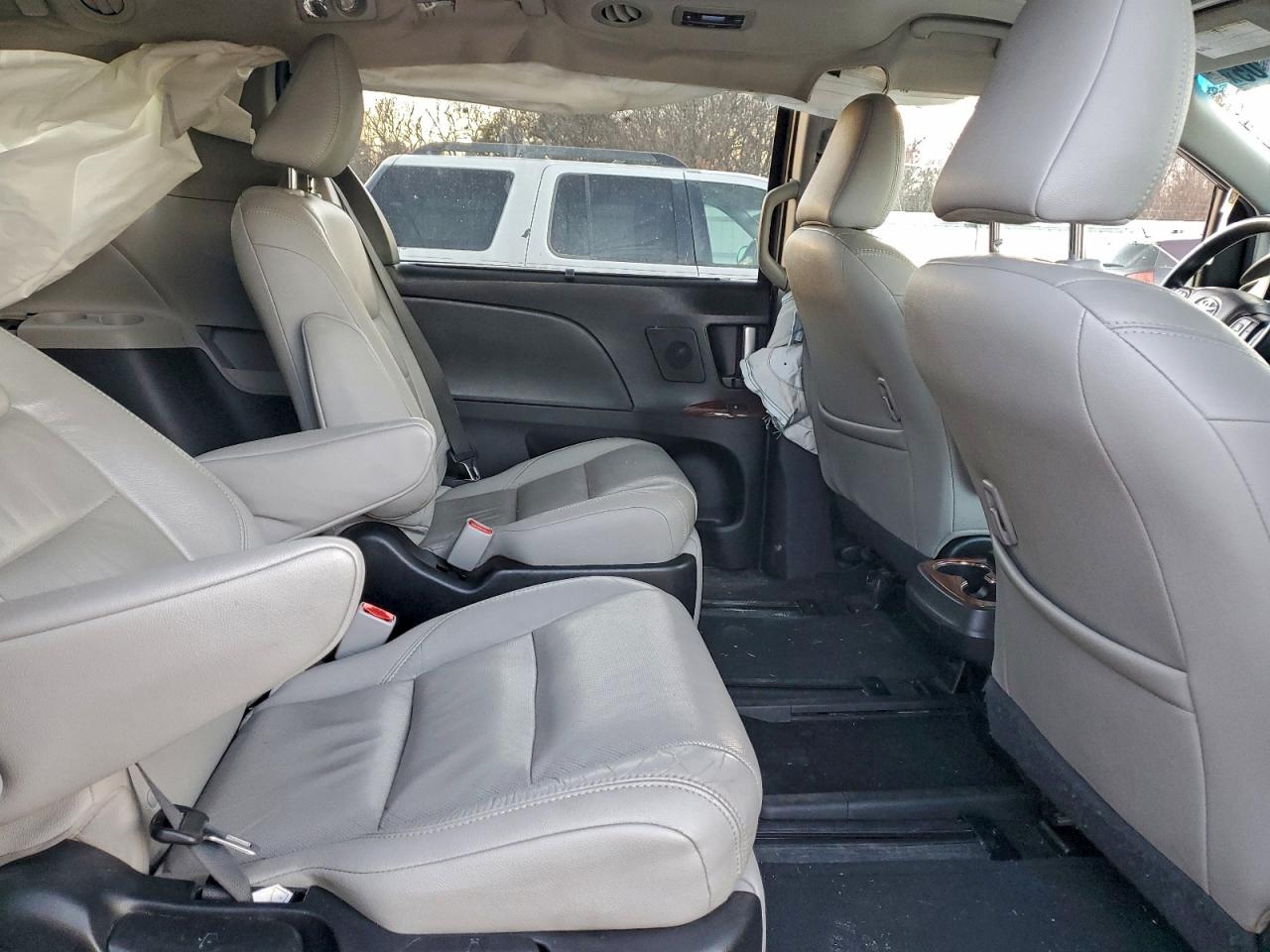 2016 TOYOTA SIENNA XLE photo 11