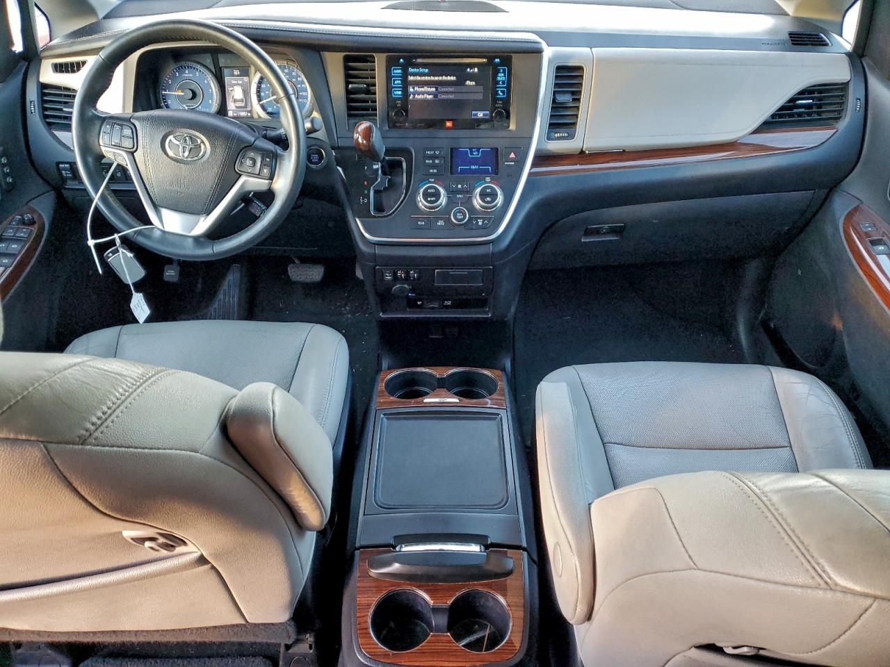 2016 TOYOTA SIENNA XLE photo 8