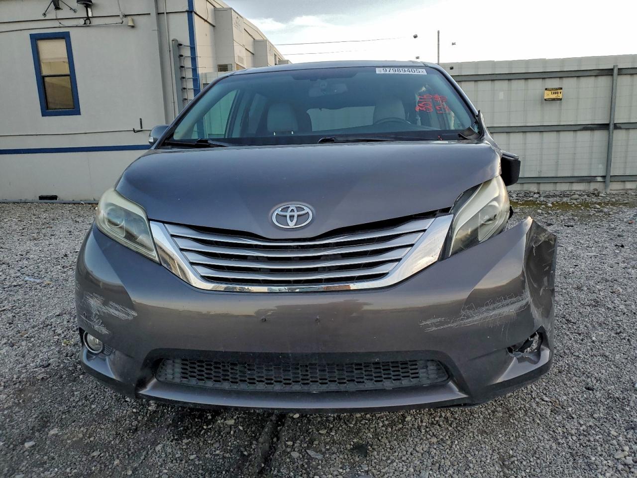 2016 TOYOTA SIENNA XLE photo 5