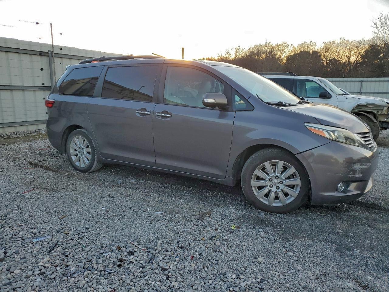 2016 TOYOTA SIENNA XLE photo 4