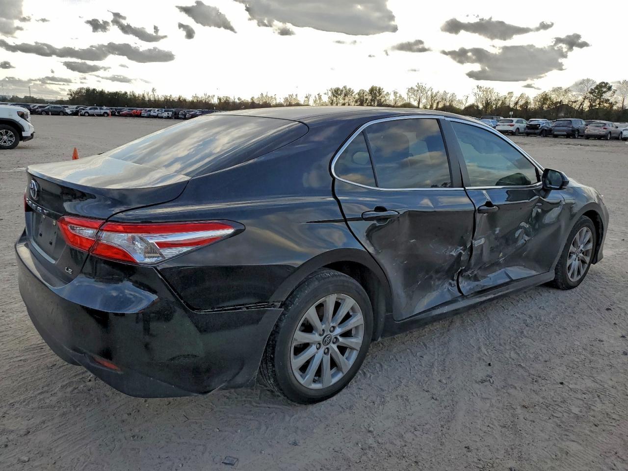 2018 TOYOTA CAMRY L photo 3